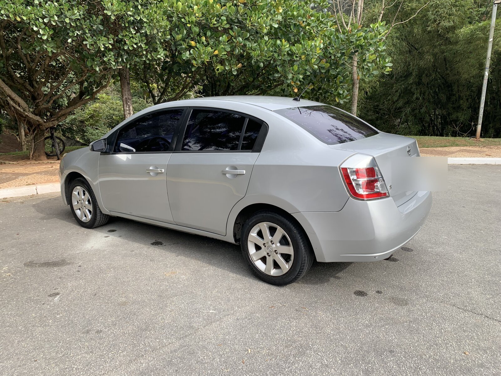 Sentra SL CVT prata, vista traseira 3/4